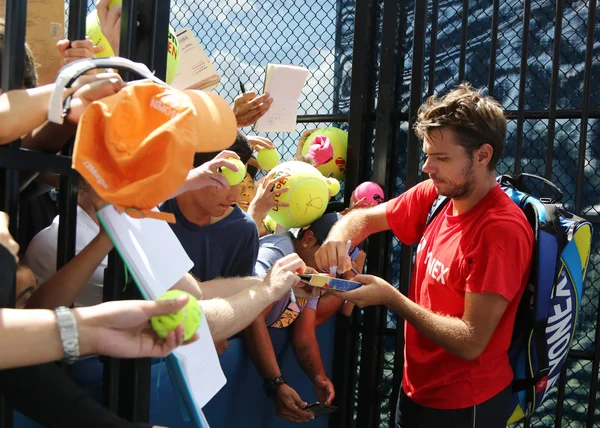 Duas vezes campeão do Grand Slam Stanislas Wawrinka da Suíça assinando autógrafos após a prática — Fotografia de Stock