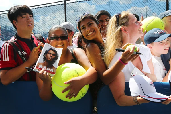 Rafael Nadal tennis fans waiting for autographs at Billie Jean King National Tennis Center in New York. — Stock Photo, Image