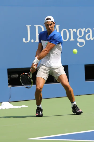 Catorce veces campeón del Grand Slam Rafael Nadal de España practica para el US Open 2015 — Foto de Stock