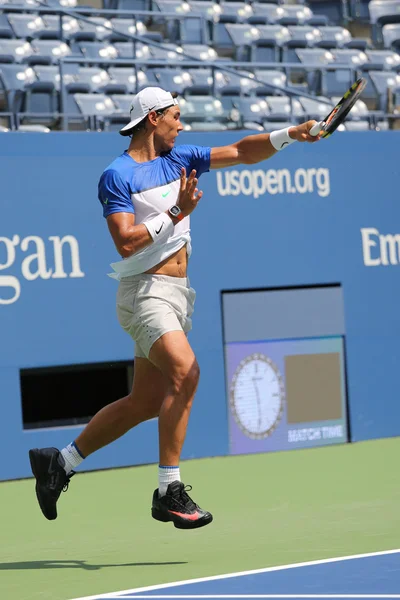 Der vierzehnmalige Grand-Slam-Champion Rafael Nadal aus Spanien trainiert für das Open 2015 — Stockfoto