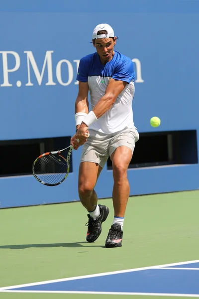 Catorce veces campeón del Grand Slam Rafael Nadal de España practica para el US Open 2015 —  Fotos de Stock