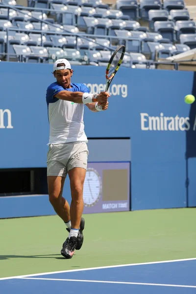 Catorce veces campeón del Grand Slam Rafael Nadal de España practica para el US Open 2015 — Foto de Stock