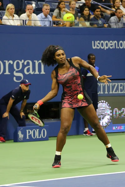 21-malige Grand-Slam-Siegerin Serena Williams in Aktion beim Erstrundenmatch bei den US Open 2015 — Stockfoto