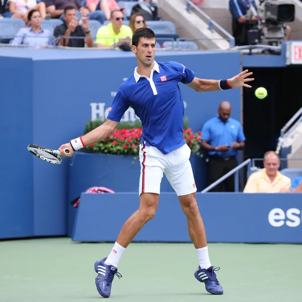 Neuf fois champion du Grand Chelem Novak Djokovic en action lors du match du premier tour à l'US Open 2015 — Photo