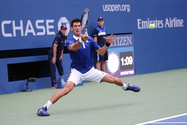 Neunmaliger Grand-Slam-Champion Novak Djokovic in Aktion beim Erstrundenmatch bei den US Open 2015 — Stockfoto