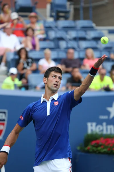 Neunmaliger Grand-Slam-Champion Novak Djokovic in Aktion beim Erstrundenmatch bei den US Open 2015 — Stockfoto