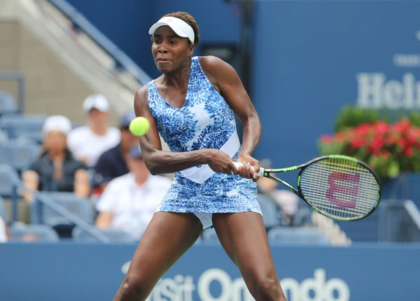 Campioana de Grand Slam Venus Williams în acțiune în timpul primului meci de la US Open 2015 — Fotografie, imagine de stoc