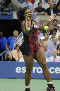 Yirmi bir kez Grand Slam şampiyonu Serena Williams Venus Williams, bize açık 2015 karşı onun çeyrek final maçı sırasında eylem