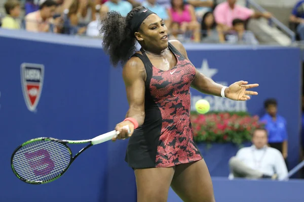 Ventuno volte campione del Grande Slam Serena Williams in azione durante la sua partita dei quarti di finale contro Venus Williams agli US Open 2015 — Foto Stock