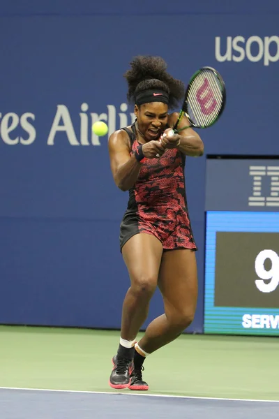 Dwadzieścia jeden razy mistrzem Wielkiego Szlema Serena Williams w akcji podczas jej ćwierćfinałowy mecz z Venus Williams w nas otwarte 2015 — Zdjęcie stockowe