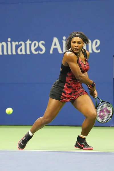 Двадцать один раз чемпионка Большого шлема Серена Уильямс в бою во время четвертьфинального матча против Венеры Уильямс на US Open 2015 — стоковое фото