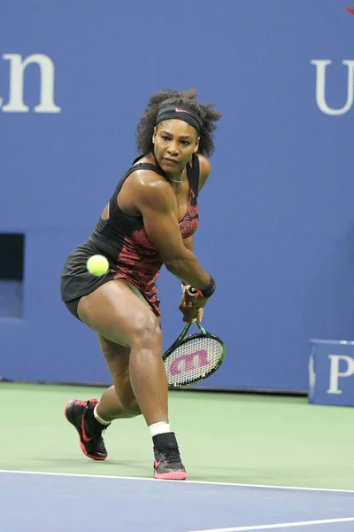 Vingt et une fois championne du Grand Chelem Serena Williams en action lors de son match quart de finale contre Venus Williams à l'US Open 2015 — Photo