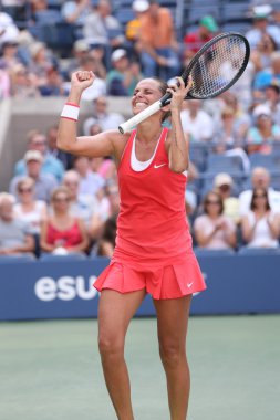 Profesyonel tenis oyuncusu Roberta Vinci İtalya'nın sonra onun çeyrek final maçında bizi açık 2015, zafer kutluyor