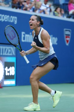 Profesyonel tenis oyuncusu Flavia Pennetta İtalya'nın sonra onun bize açık 2015 çeyrek final maçında zafer kutluyor