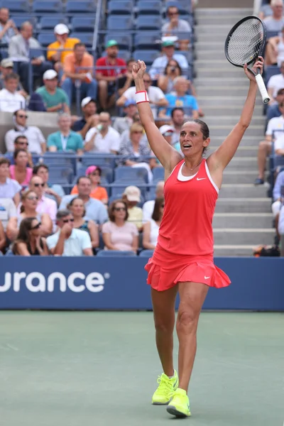 La tenista profesional Roberta Vinci de Italia celebra la victoria después de su partido de cuartos de final en el US Open 2015 — Foto de Stock