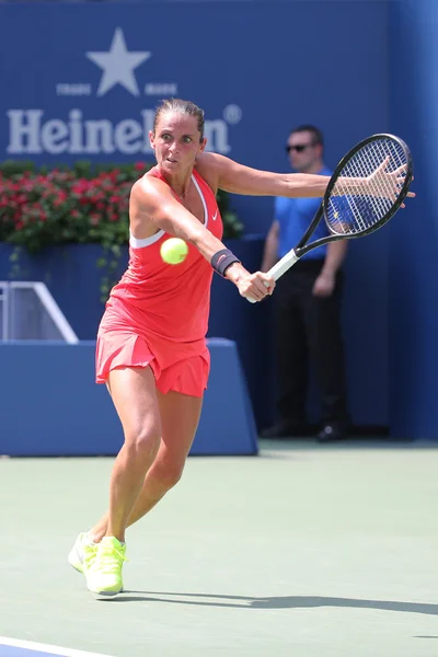 La tenista profesional Roberta Vinci de Italia en acción durante su partido de cuartos de final en el US Open 2015 — Foto de Stock