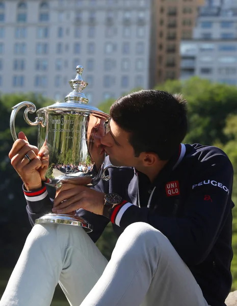 Dix fois champion du Grand Chelem Novak Djokovic posant à Central Park avec trophée de championnat — Photo