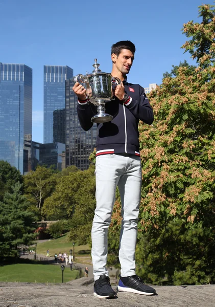 Dix fois champion du Grand Chelem Novak Djokovic posant à Central Park avec trophée de championnat — Photo