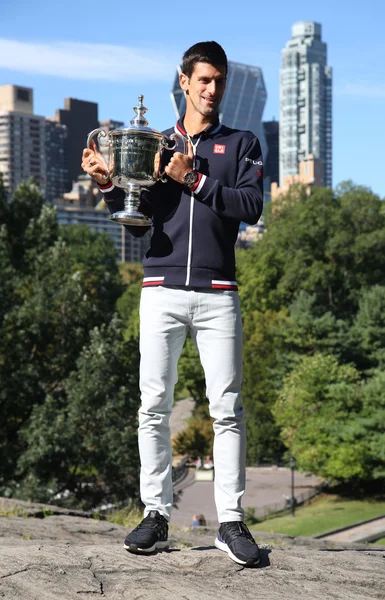 Dix fois champion du Grand Chelem Novak Djokovic posant à Central Park avec trophée de championnat — Photo