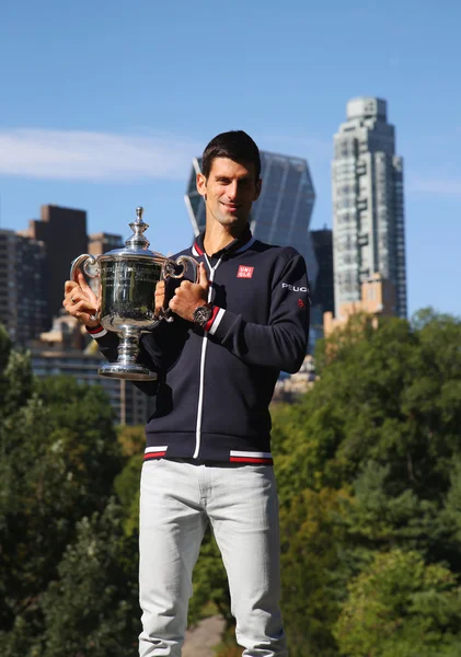 Diez veces campeón de Grand Slam Novak Djokovic posando en Central Park con trofeo de campeonato —  Fotos de Stock