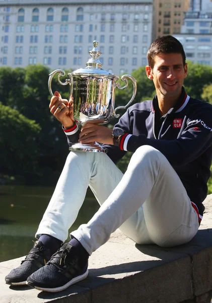 Dez vezes campeão do Grand Slam Novak Djokovic posando no Central Park com troféu de campeonato — Fotografia de Stock