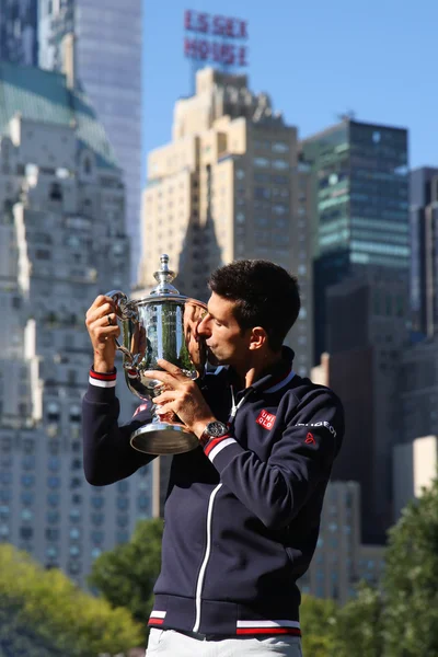 Diez veces campeón de Grand Slam Novak Djokovic posando en Central Park con trofeo de campeonato — Foto de Stock