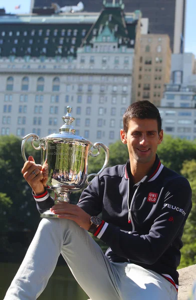 Diez veces campeón de Grand Slam Novak Djokovic posando en Central Park con trofeo de campeonato — Foto de Stock