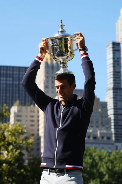 Dziesięć razy Grand Slam mistrz Novak Djokovic pozowanie w Central Parku z trofeum mistrzostw — Zdjęcie stockowe