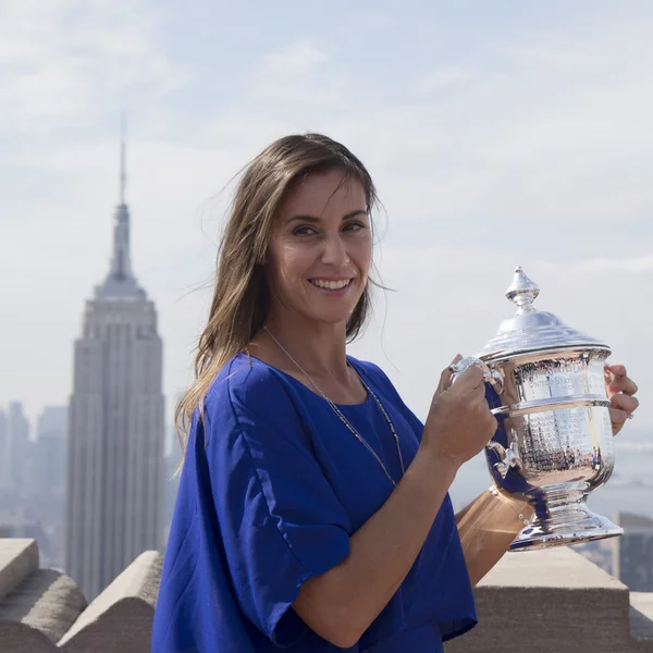 Us open 2015 siegerin flavia pennetta posiert mit uns offene trophäe auf der oberseite der felsenaussichtsplattform im rockefeller center — Stockfoto