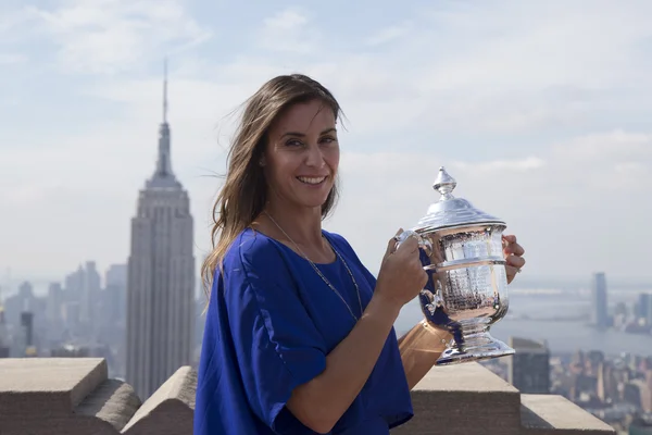 US Open 2015 champion Flavia Pennetta posing with US Open trophy on the Top of the Rock Observation Deck at Rockefeller Center — Stock Photo, Image