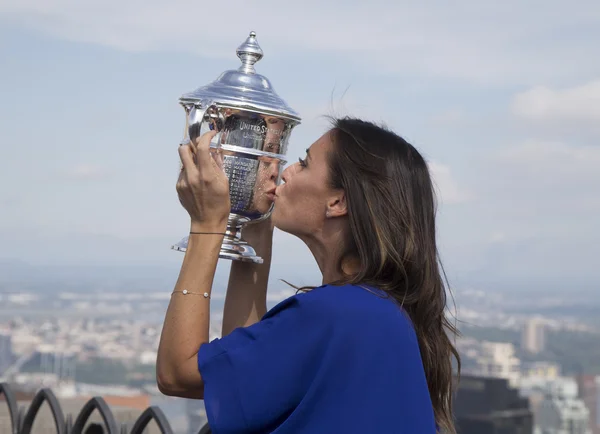 Nas Open 2015 mistrz Flavia Pennetta pozowanie z Us Open trofeum na szczycie taras widokowy Rock w Rockefeller Center — Zdjęcie stockowe