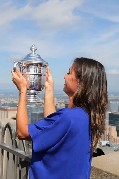 Чемпионка US Open 2015 Флавия Пеннетта позирует с US Open trophy на верхней палубе Rock Observation Deck в Рокфеллер-центре — стоковое фото