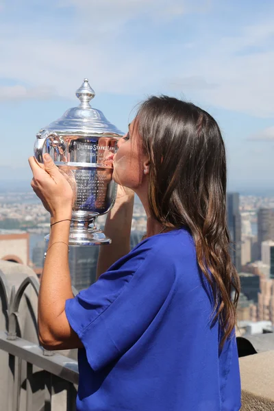 Nas Open 2015 mistrz Flavia Pennetta pozowanie z Us Open trofeum na szczycie taras widokowy Rock w Rockefeller Center — Zdjęcie stockowe