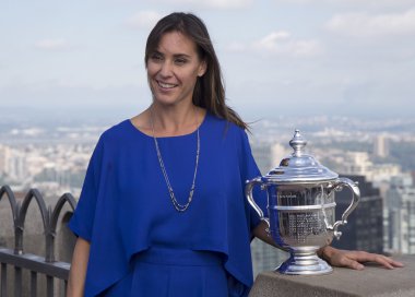 Bizi aç 2015 Flavia Pennetta Rock gözlem güverte Rockefeller Merkezi'nde üst Us Open kupa ile poz şampiyonu