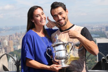 Bizi aç 2015 Flavia Pennetta ve tenis oyuncusu Fabio Fognini kayanın üstüne Us Open kupa ile poz şampiyonu