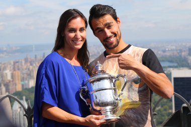 Bizi aç 2015 Flavia Pennetta ve tenis oyuncusu Fabio Fognini kayanın üstüne Us Open kupa ile poz şampiyonu