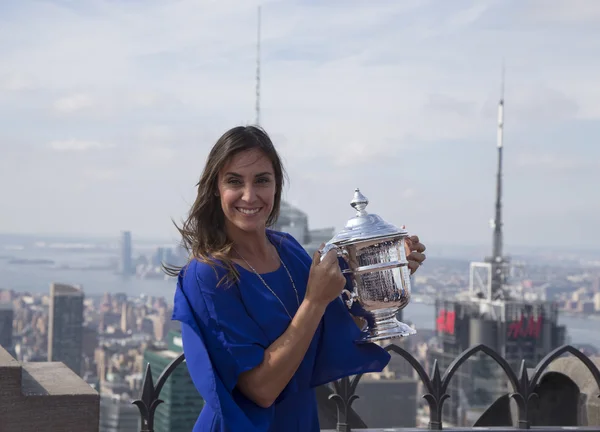 Oss öppna 2015 mästare Flavia Pennetta poserar med oss Open-pokalen på Rock observationsdäck på Rockefeller Center — Stockfoto