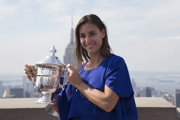 US Open 2015 campionessa Flavia Pennetta in posa con US Open trofeo sulla parte superiore del Rock Observation Deck al Rockefeller Center — Foto Stock