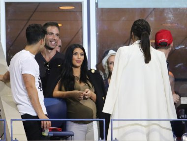 Kim Kardashian bize açık 2015 tenis maçı Serena ve Venus Williams katılır