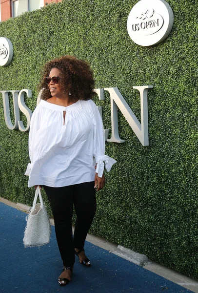 Oprah Winfrey navštěvuje nás otevřené 2015 tenisový zápas mezi Serena a Venus Williamsová — Stock fotografie