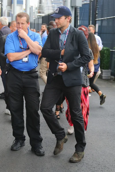 El actor Bradley Cooper llegó para el partido final masculino en US OPEN 2015 — Foto de Stock