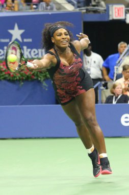 Yirmi bir kez Grand Slam şampiyonu Serena Williams Venus Williams, bize açık 2015 karşı onun çeyrek final maçı sırasında eylem