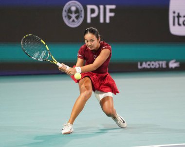 MIAMI GARDENS, FLORIDA - 27 Mart 2025: Filipinler 'den Alexandra Eala ABD' li Jessica Pegula ile Miami 'deki Hard Rock Stadyumu' nda oynadığı yarı final maçında