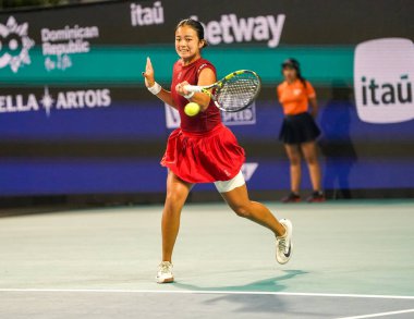 MIAMI GARDENS, FLORIDA - 27 Mart 2025: Filipinler 'den Alexandra Eala ABD' li Jessica Pegula ile Miami 'deki Hard Rock Stadyumu' nda oynadığı yarı final maçında