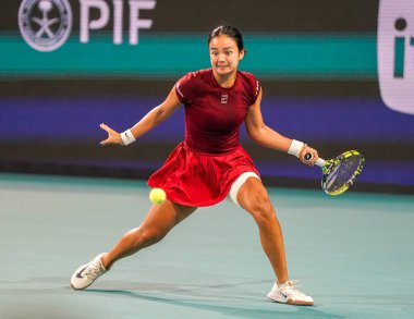 MIAMI GARDENS, FLORIDA - 27 Mart 2025: Filipinler 'den Alexandra Eala ABD' li Jessica Pegula ile Miami 'deki Hard Rock Stadyumu' nda oynadığı yarı final maçında