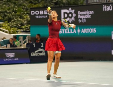 MIAMI GARDENS, FLORIDA - 27 Mart 2025: Filipinler 'den Alexandra Eala ABD' li Jessica Pegula ile Miami 'deki Hard Rock Stadyumu' nda oynadığı yarı final maçında