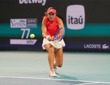 MIAMI GARDENS, FLORIDA - 27 Mart 2025: Jessica Pegula, Filipinler 'den Alexandra Eala ile Miami' deki Hard Rock Stadyumu 'nda oynanan yarı final karşılaşmasında