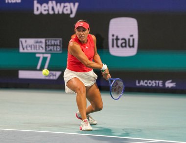 MIAMI GARDENS, FLORIDA - 27 Mart 2025: Jessica Pegula, Filipinler 'den Alexandra Eala ile Miami' deki Hard Rock Stadyumu 'nda oynanan yarı final karşılaşmasında