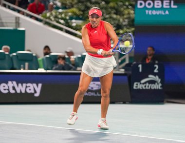 MIAMI GARDENS, FLORIDA - 27 Mart 2025: Jessica Pegula, Filipinler 'den Alexandra Eala ile Miami' deki Hard Rock Stadyumu 'nda oynanan yarı final karşılaşmasında