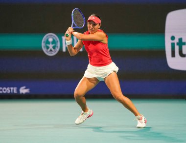 MIAMI GARDENS, FLORIDA - 27 Mart 2025: Jessica Pegula, Filipinler 'den Alexandra Eala ile Miami' deki Hard Rock Stadyumu 'nda oynanan yarı final karşılaşmasında